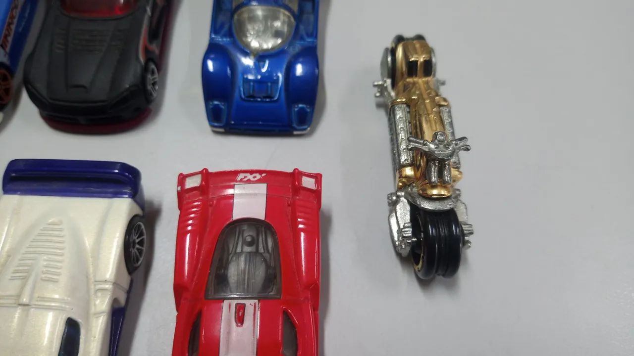 Lote Hot Wheels mais brinde bola da coca - Foto 5
