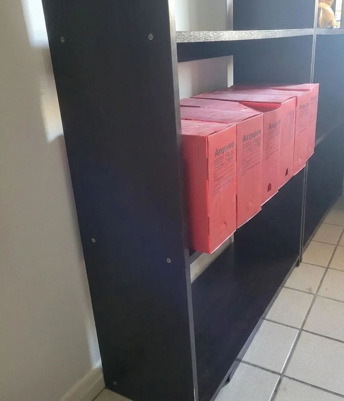 Vende-se 2 estantes de madeira - Foto 2