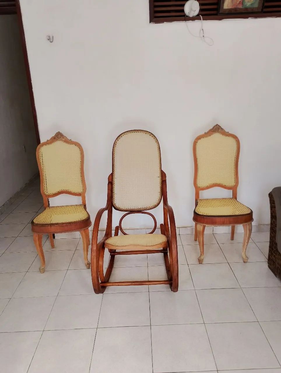 4  cadeiras, 2 com palhinhas, e 2 com almofadas,4 mil reais as 4 - Foto 3