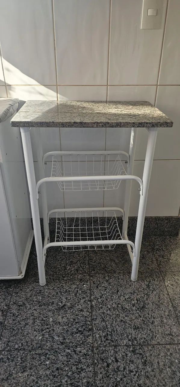 FUTEIRA COM TAMPO DE MÁRMORE 