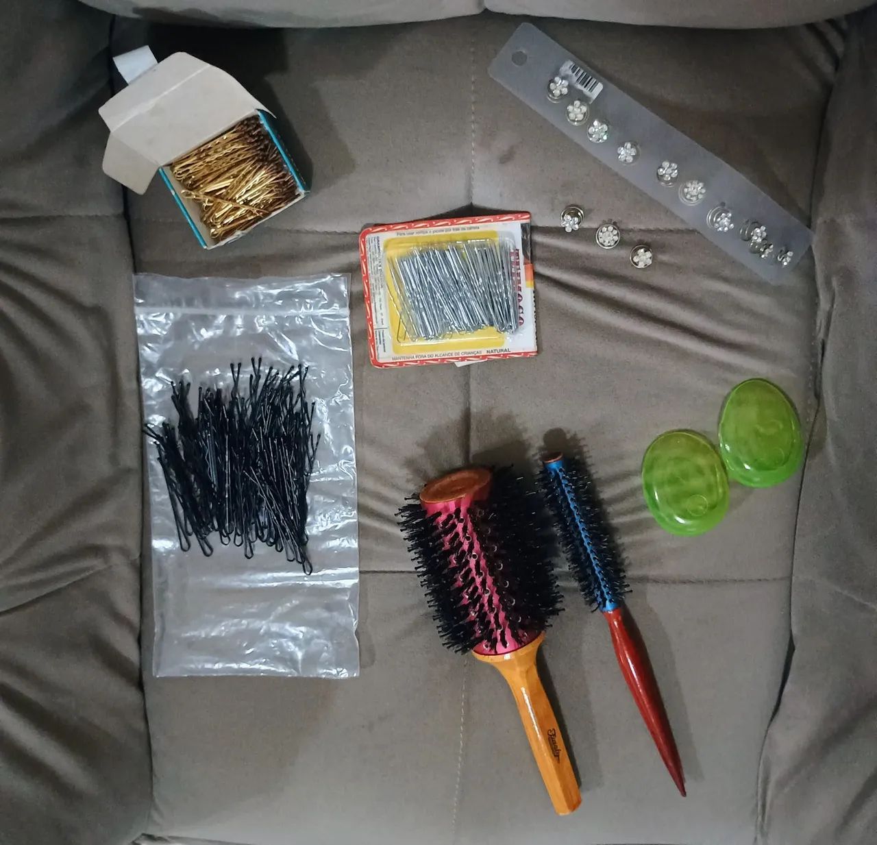Kit com 02 Escovas de cabelo + acessórios 