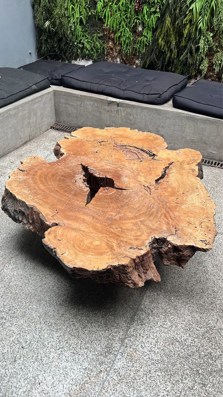 Mesa de centro em madeira maciça- peça única e exclusiva 