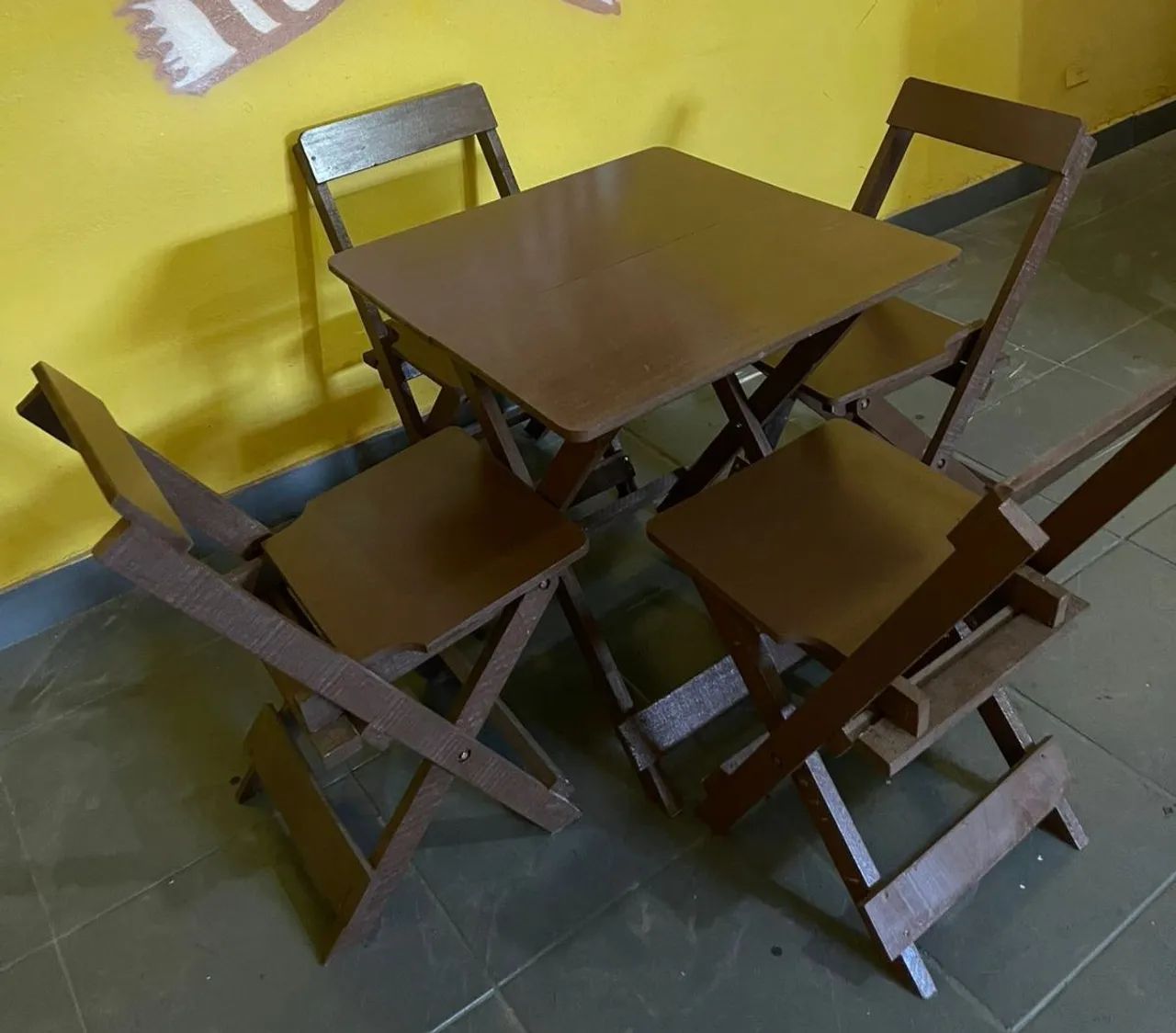 Kit mesa baixa + 4 cadeiras para bares e restaurantes  - Foto 5