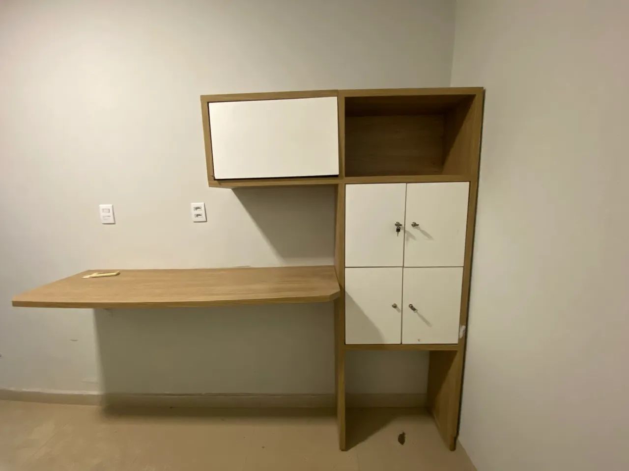 Armário  suspenso e mesa de apoio - Foto 3