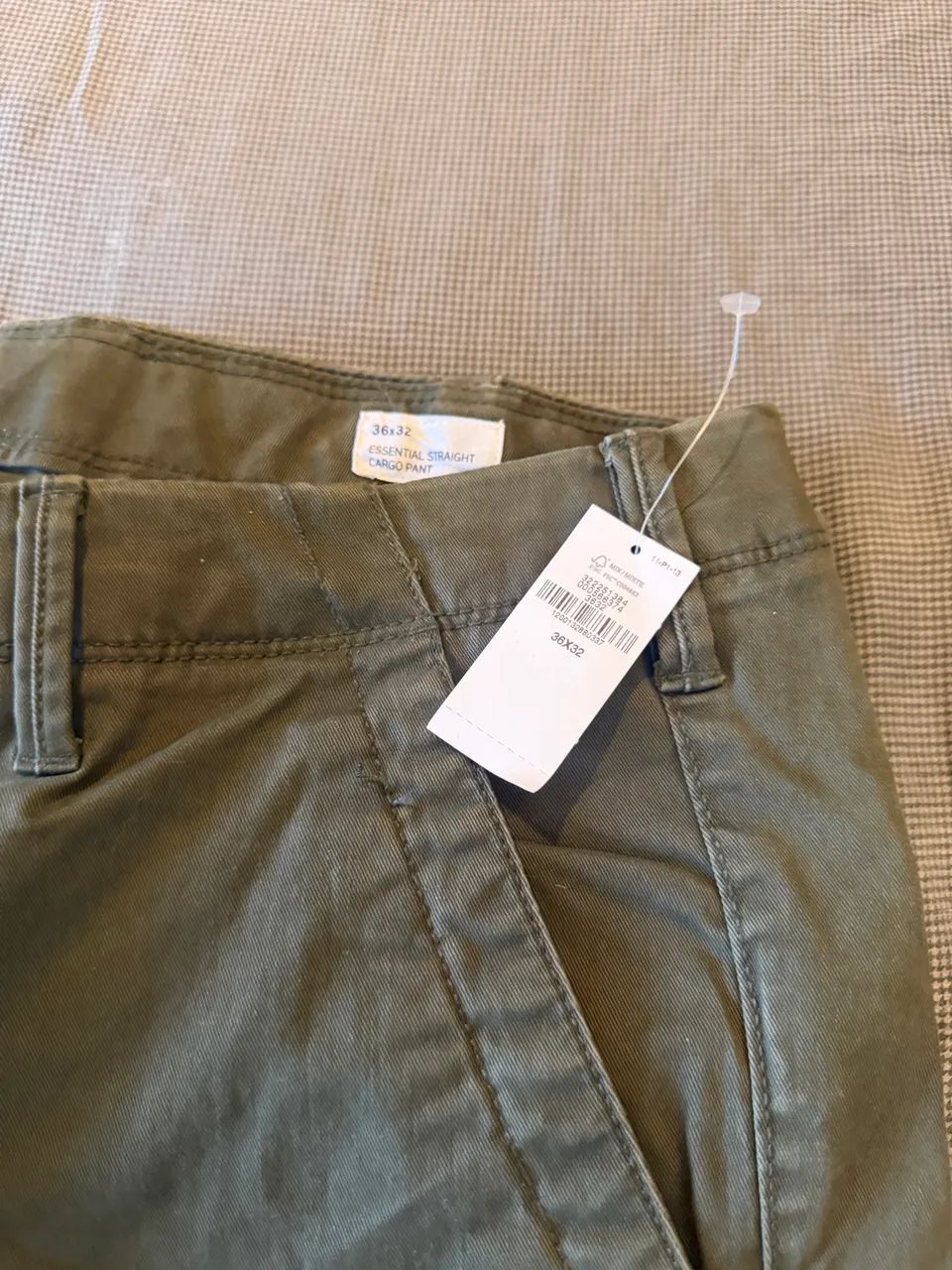 Calça Cargo GAP Essential Straight - Verde Militar - Nova com Etiqueta - Foto 2