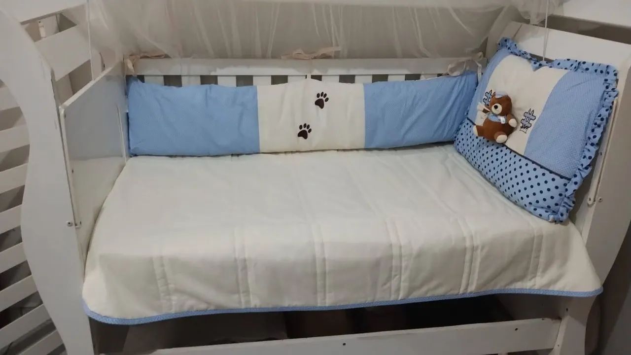 berço de madeira branco com um kit de berço  - Foto 5