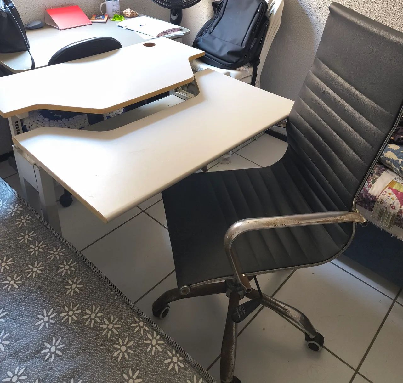 Mesa ajustável + cadeira (escritório)