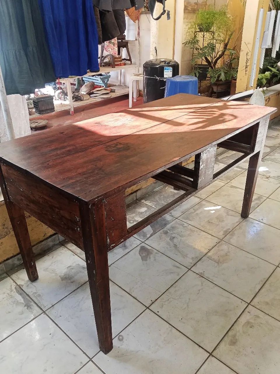 Mesa antiga,não sei que madeira é,Leia: - Foto 2