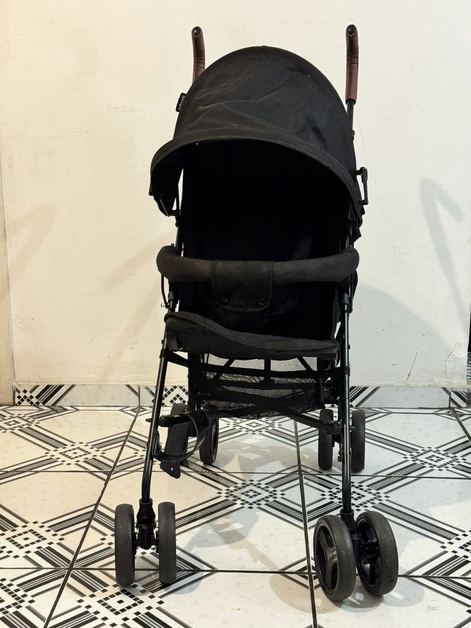 Carrinho de Bebê Infanti Rock Preto - Leve, Compacto e em Bom Estado - Foto 2