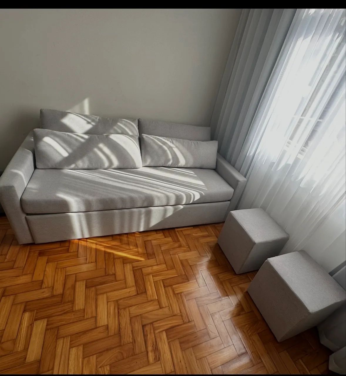  VENDO SOFÁ-CAMA e 2 PUFFs COM URGÊNCIA - ESTADO DE NOVO - Foto 2