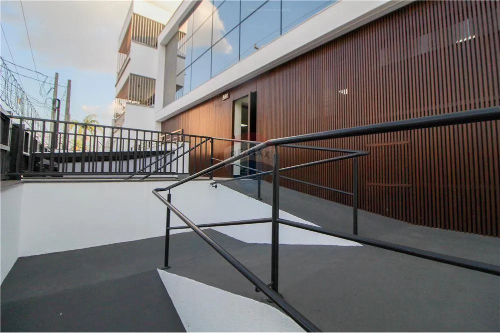 Imóvel para locação contendo 06 salas comerciais com 300m² de área útil.