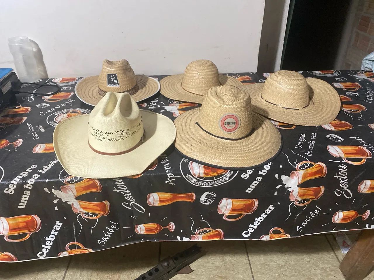 VENDEM-SE CHAPÉUS