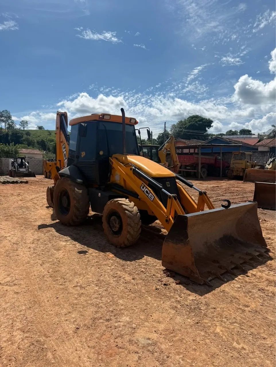 Retroescavadeira JCB 2013
