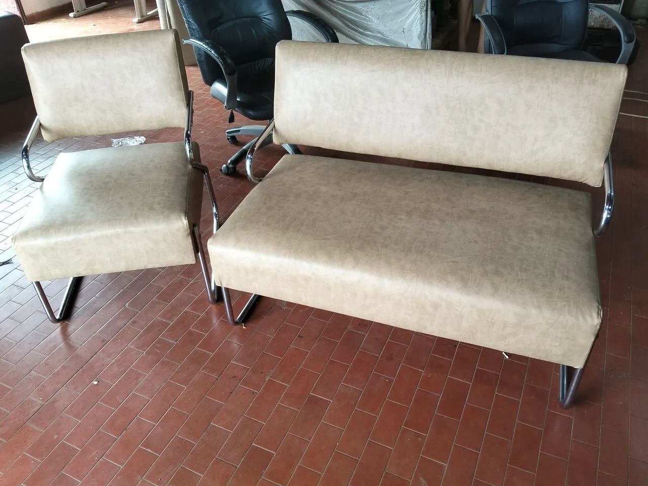 Conjunto sofá 2 lugares com poltrona - Foto 4