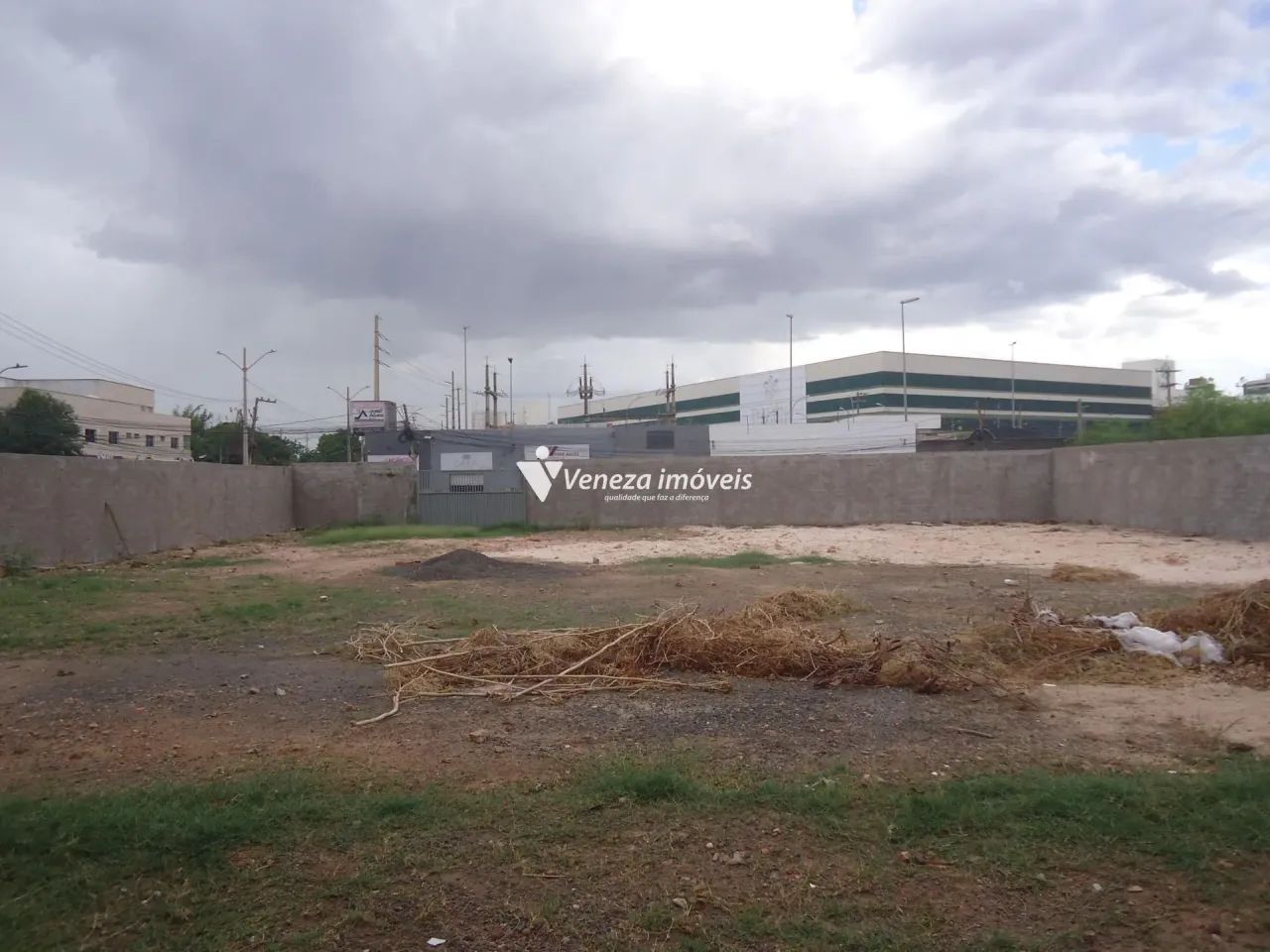 Terreno Comercial de esquina para aluguel - Foto 2