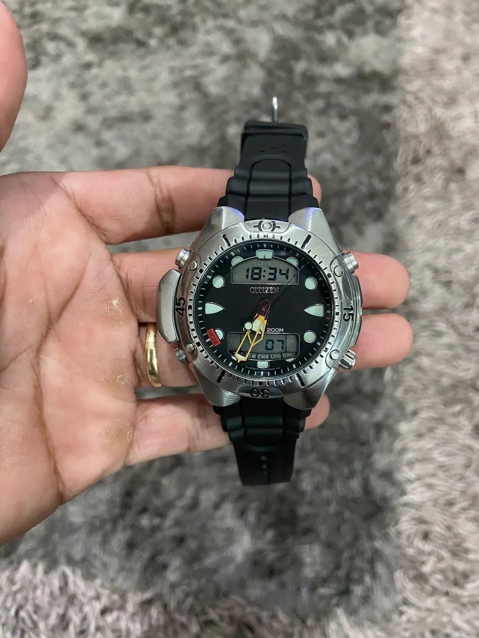 relógio citizen jp1060 fundo preto