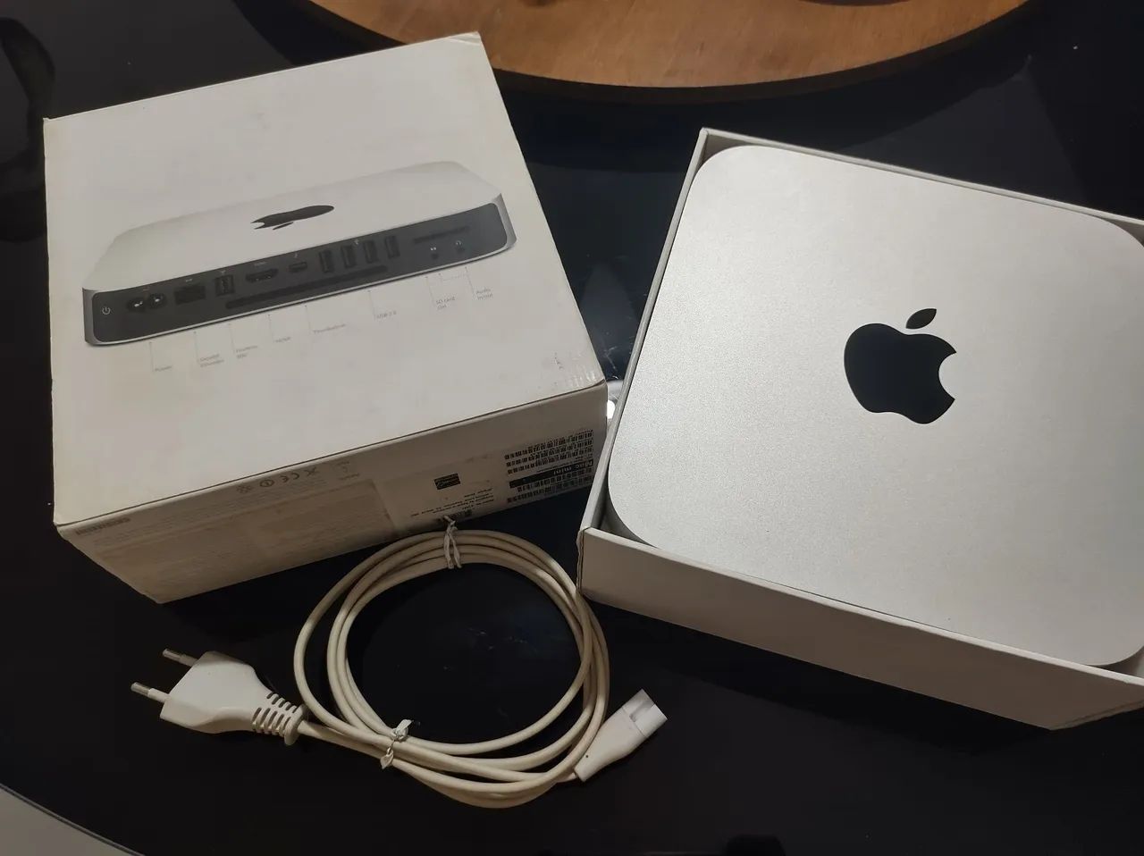 Mac Mini com caixa, cabo e teclado sem fio