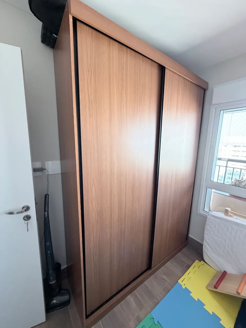 Guarda roupas com portas de correr.