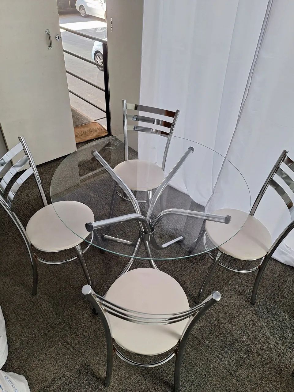 Jogo tubular de mesa com tampo de vidro e cadeiras