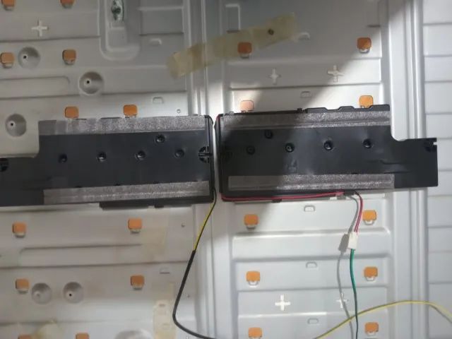 vende-se um par de alto falantes de tv samsung un55f6400