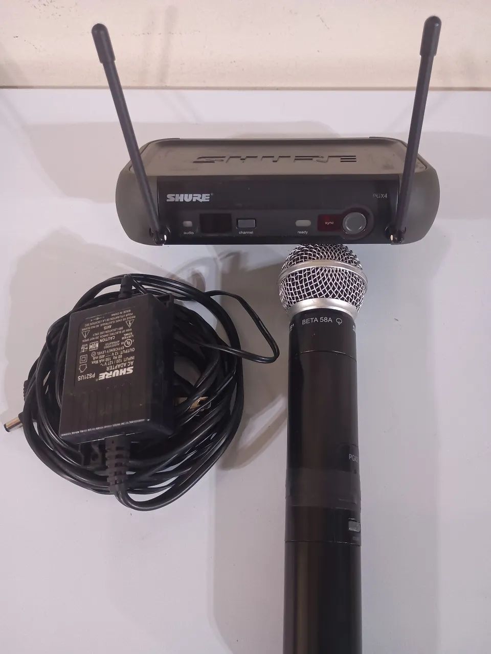 Microfone Sem Fio Shure - Base PGX4 e Bastão Beta58A.