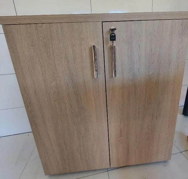 Mesa para escritório, armário duas portas e 1 cadeira. 