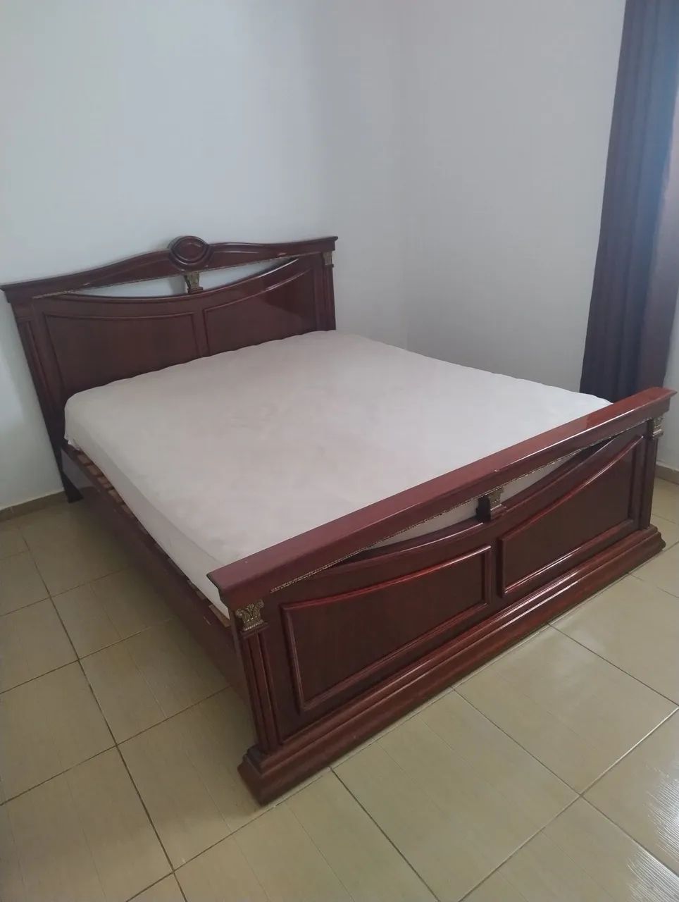 Cama Queen Madeira Maciça Clássica com Colchão - Bom Estado