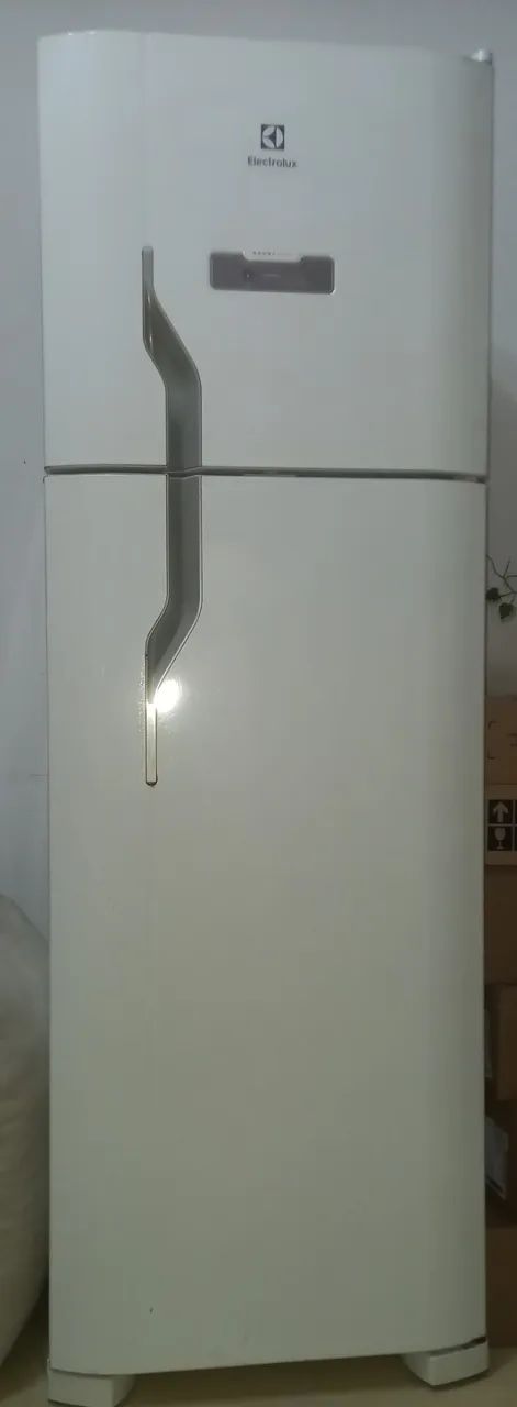 Geladeira Electrolux branca, Frost Free, Dúplex ,conservada,mas precisando de um conserto.
