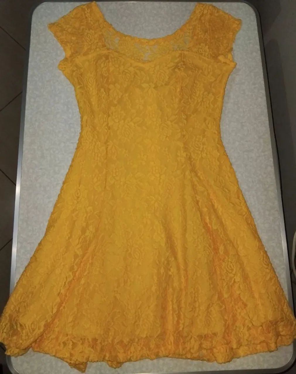 Vestido de renda com forro
