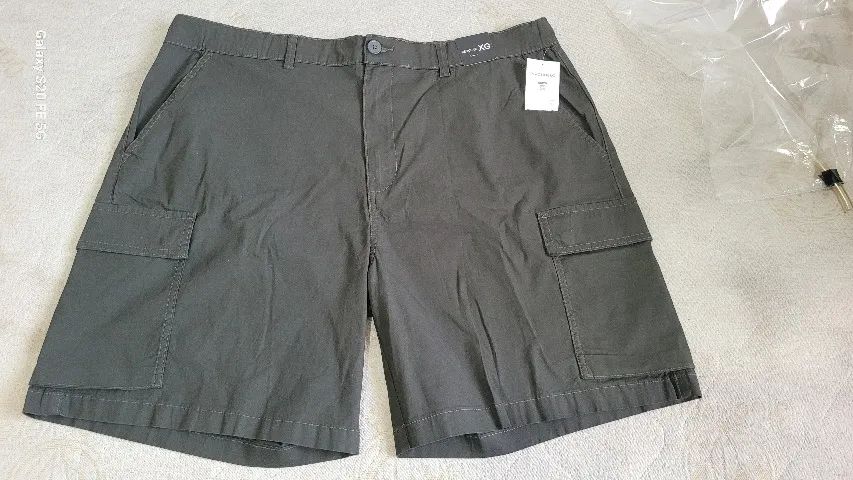 Bermuda masculina regular com bolsos cargo - Verde Escuro. XG 