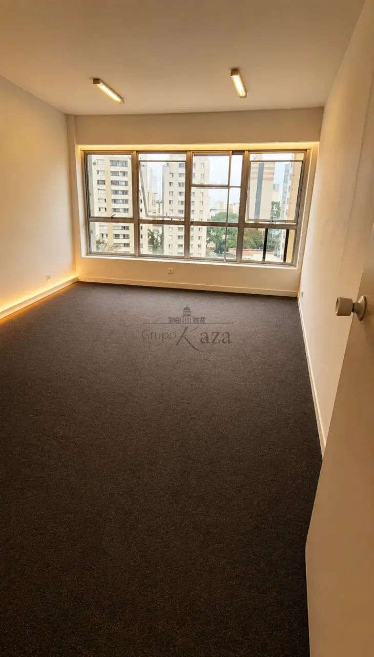 Oportunidade - Sala Comercial - Centro - Edifício Saint James - 35m².