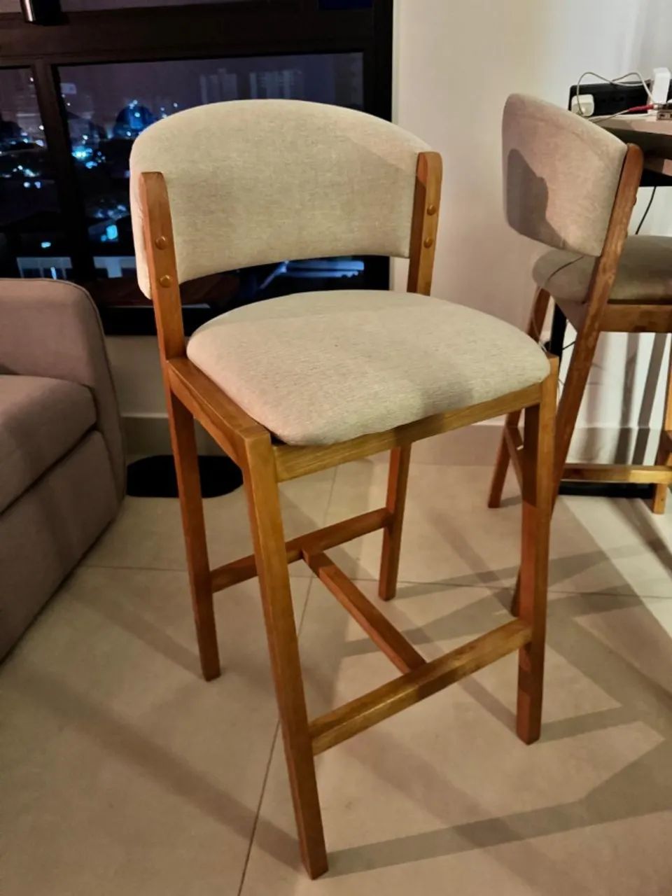Banqueta Alta de Madeira com Encosto Estofada