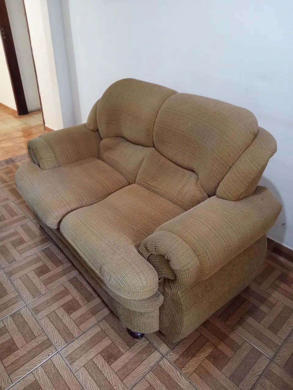 POLTRONA MARRON 2 LUGARES BOM ESTADO - Foto 2