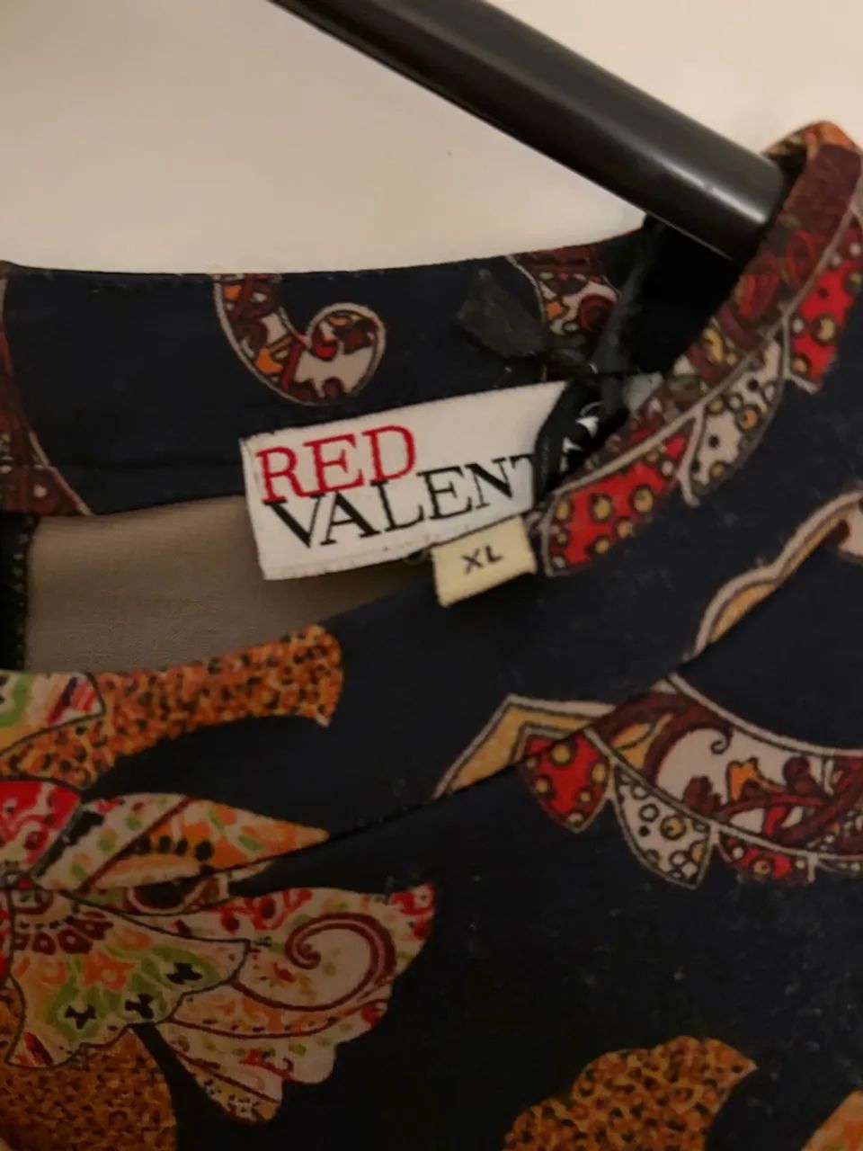 Vestido estampado com cinto vermelho - Foto 5