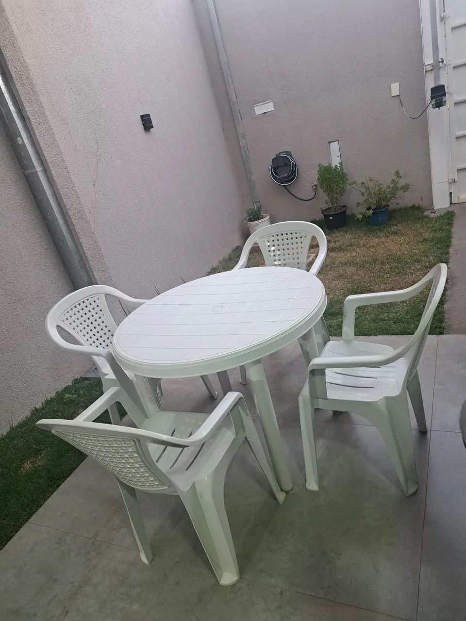Mesa com 4 Cadeiras de Plástico com apoio de braço 