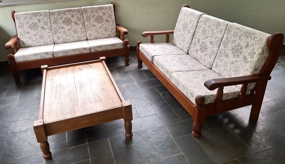 Vendo conjunto de 2 sofás de 3 lugares e 1 mesa de centro