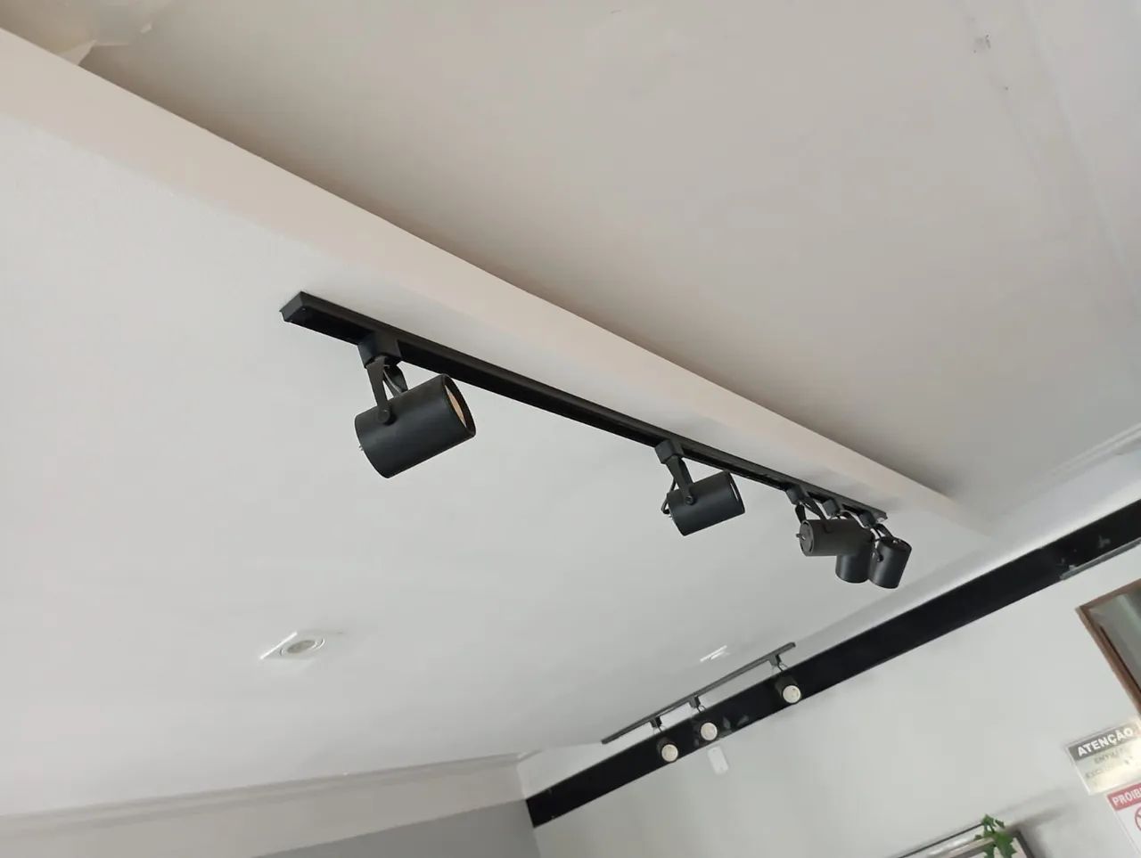 Vendo Iluminação moderna com trilhos eletrificados, spots de led, perfilados e painéis  - Foto 5