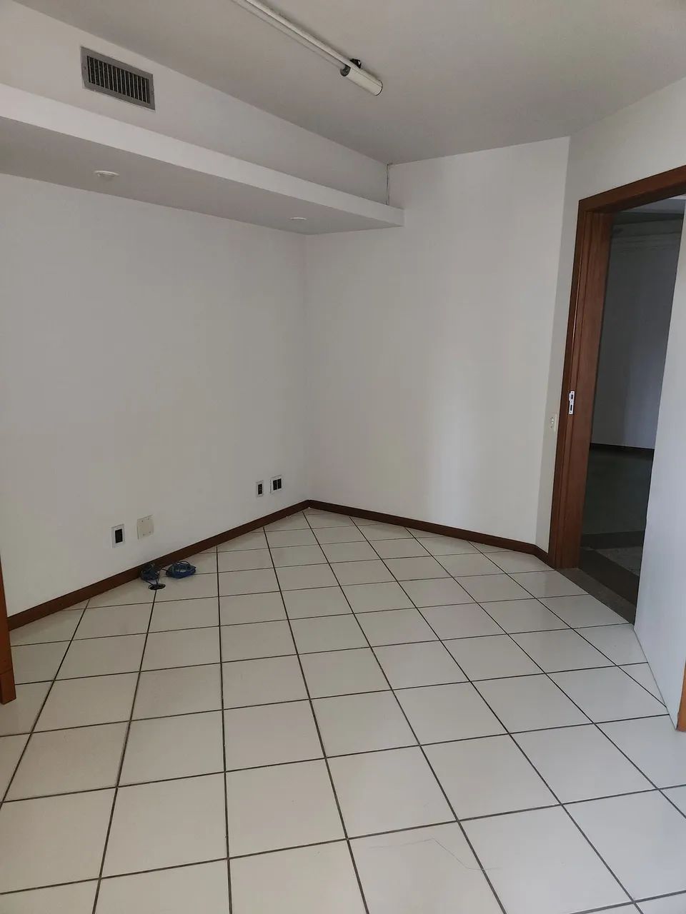 Sala comercial para alugar no bairro Centro de Vila Velha - Vila Velha/ES - Foto 5