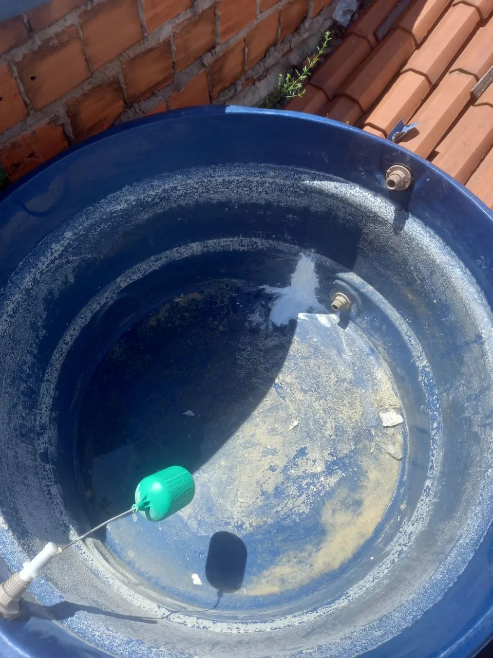 Caixa de água furada ou rachada 