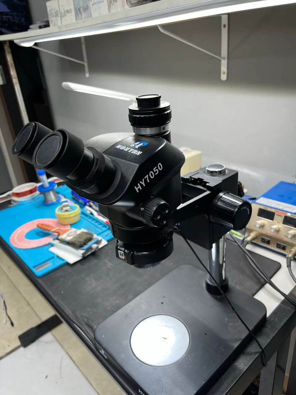 Microscópio Trinocular HY7050