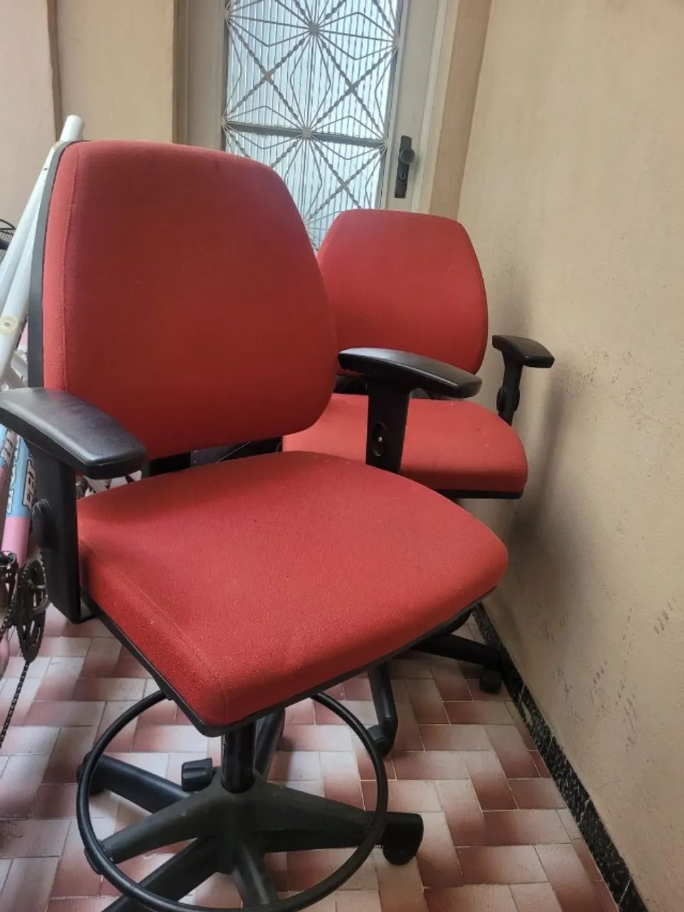 Cadeira Alta de Escritório Ergonômica Giratória com Braços - Excelente Estado - Foto 3