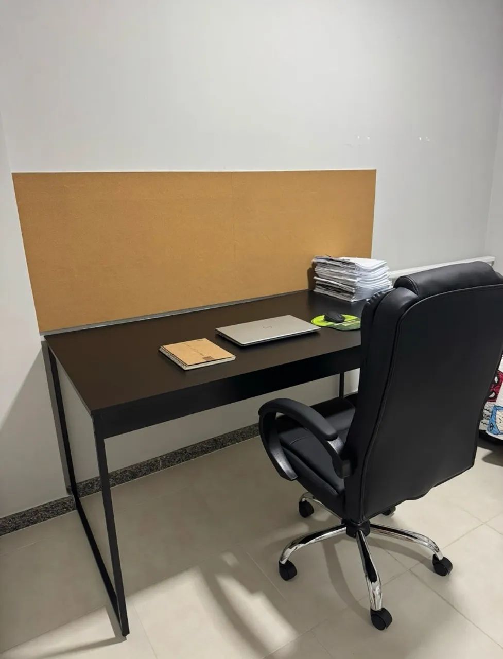 Vendo mesa 1,60 x 0,80 com base metalon e tampo MDP preta.