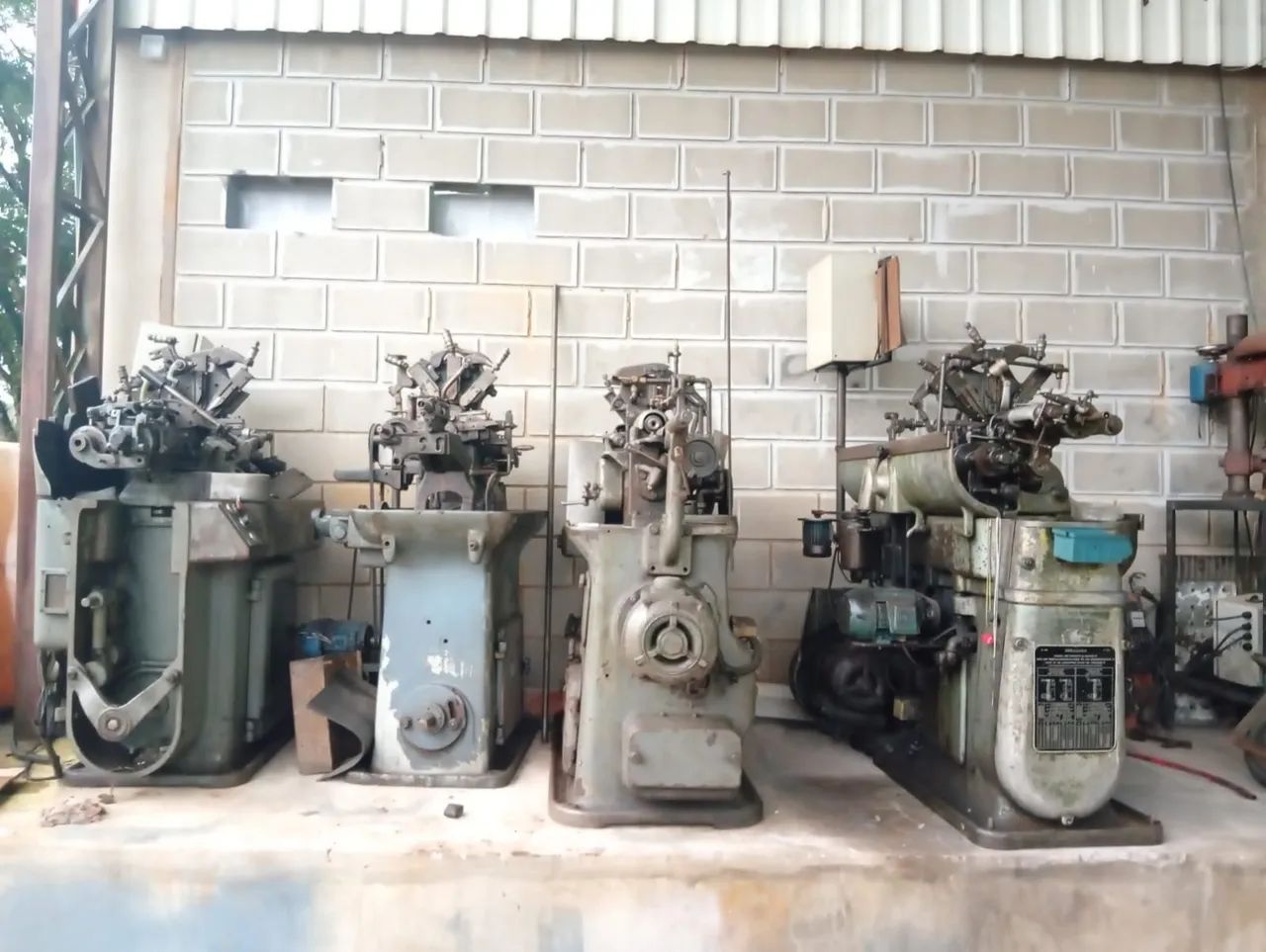 Lote tornos automáticos cabeçote móvel.