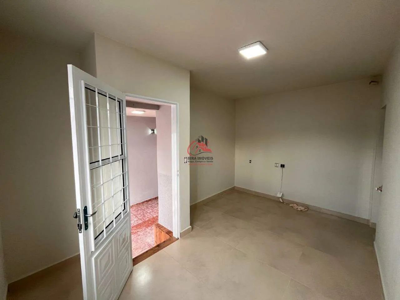 Casa à Venda com 2 Quartos e Terreno de 200m² - Foto 3