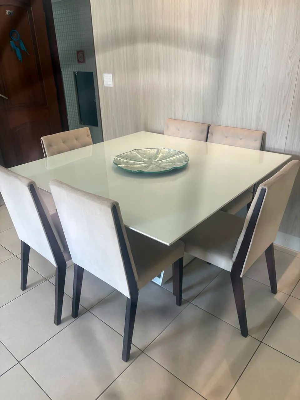 Lindo conjunto de mesa e cadeiras 