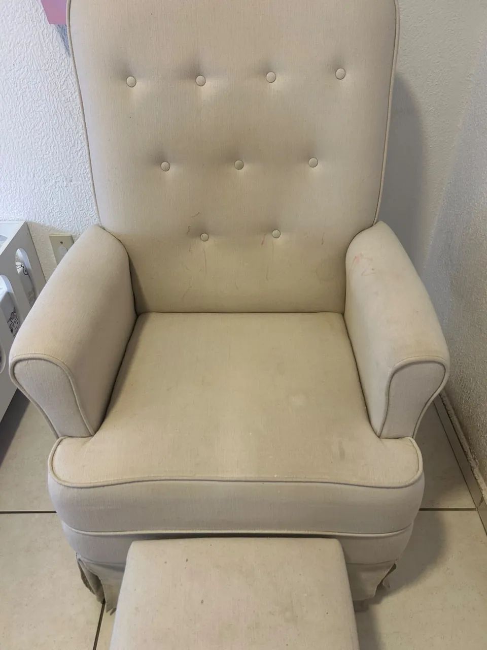 Vendo poltrona de amamentação com descanso de pé e balanço ! - Foto 2