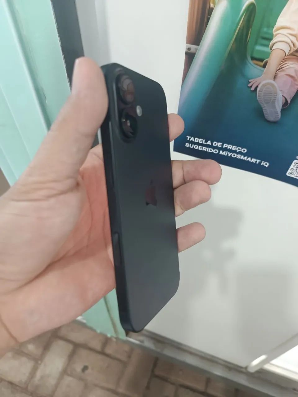 iPhone 16 128 GB com mancha na tela pouca coisa  - Foto 3