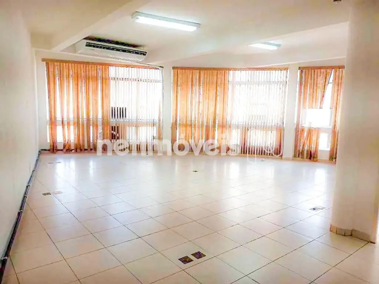 Sala Comercial Ampla para Locação no Centro Próximo Valongo | 282 m²; | 3 Salas | Edifício