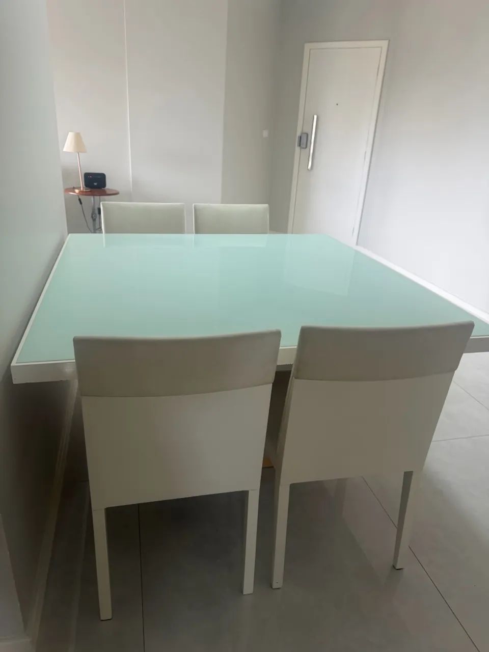 Mesa laqueada 140x140 com 4 cadeiras  - Foto 2