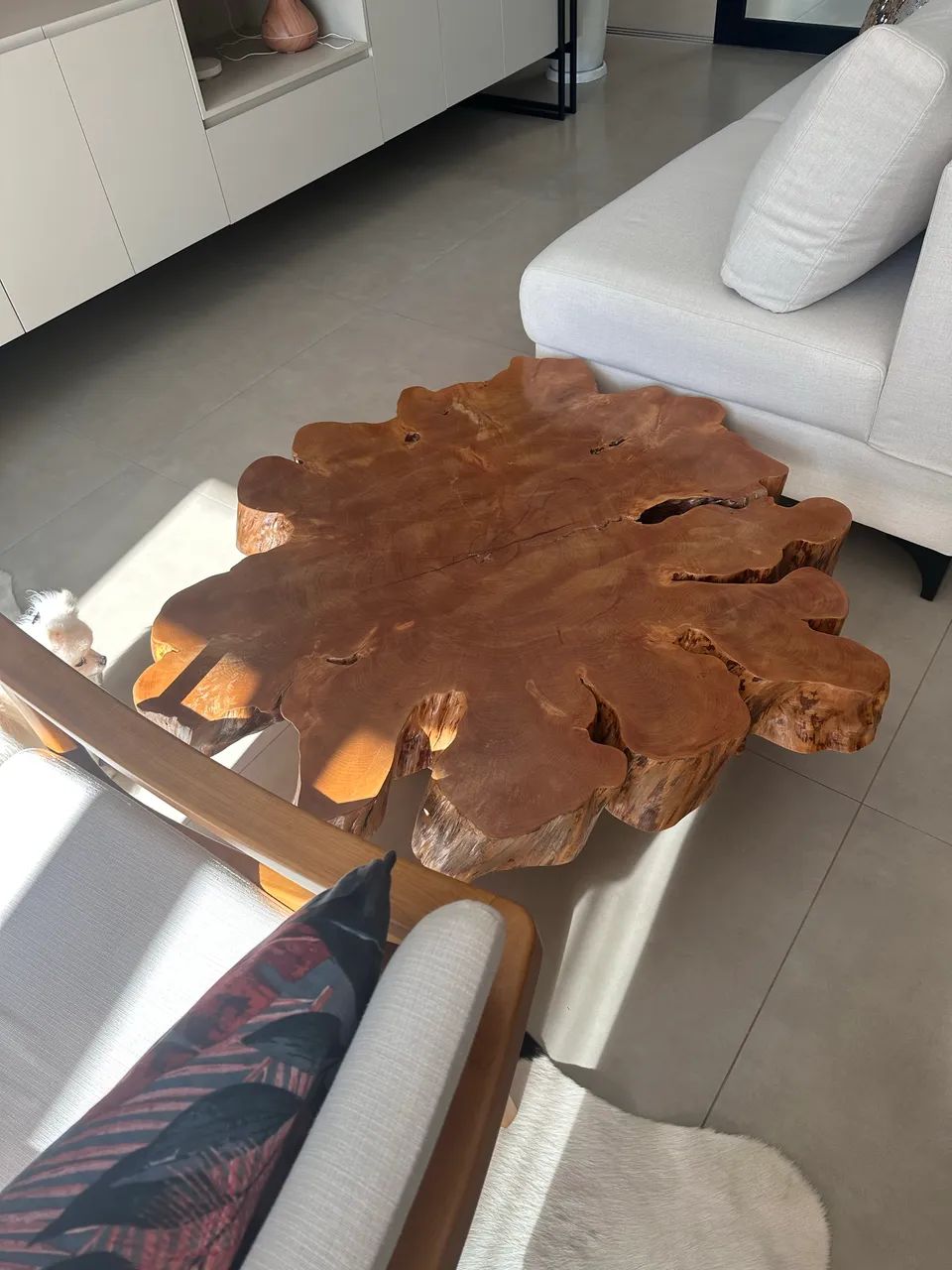 Mesa de centro em madeira maciça ? peça única, praticamente nova - Foto 2
